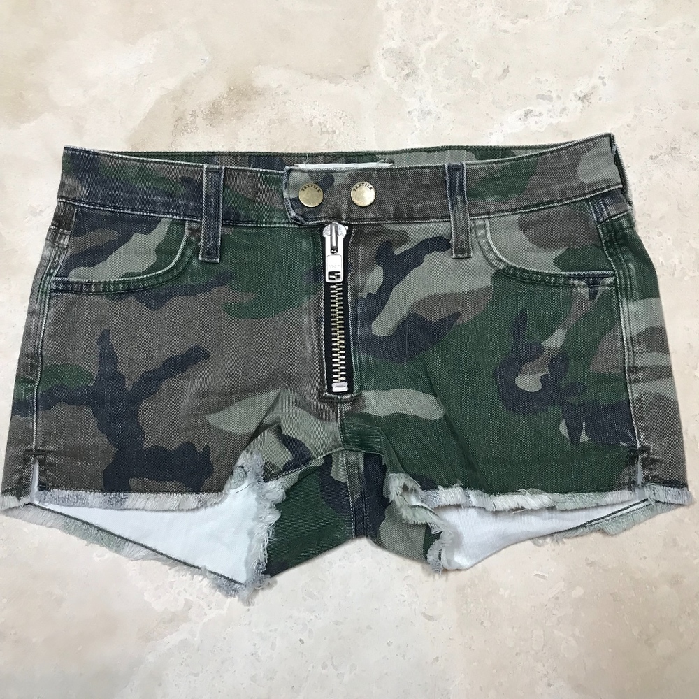 Textile zipper front camo print denim cutoff short